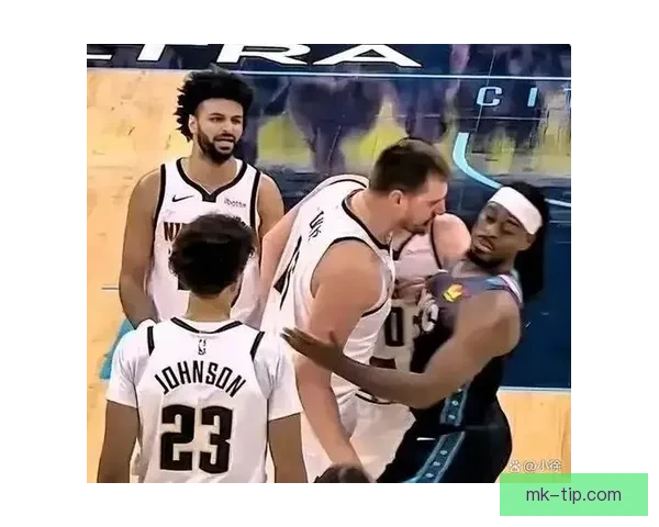 复出首战不顺 麦克布莱德大腿受伤无法行走